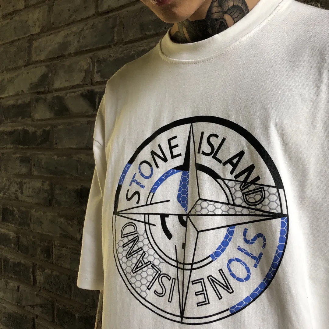 W625#P110💰 [Stone lsland/Stone Island summer new chest broken grid compass printed short-sleeved T-shirt] ⚠️[Original creation, high control of details] - Made of 260 grams of combed cotton, 32 count double yarn, soft and comfortable to the touch, sweat-absorbent and breathable. - Simple, basic and versatile style, original quality, the first choice for couples. - Made in a large factory, four needles and five threads on the shoulder, neatly arranged, high quality workmanship. - Same style for men and women. Very versatile, one piece for everyone, details are clearly visible. Color: Black White Size: M L
